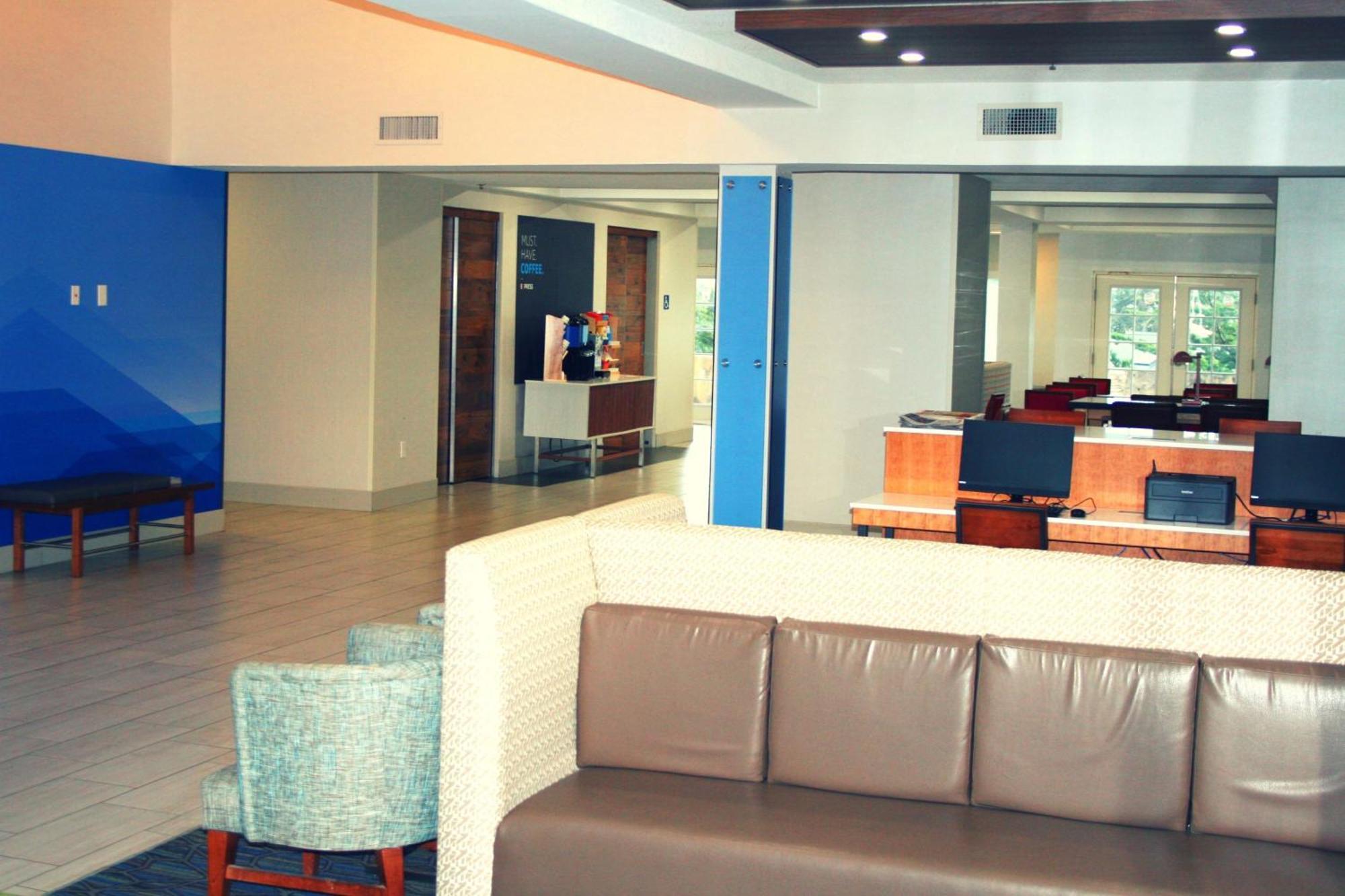 Holiday Inn Express Hotel & Suites Marina By Ihg Extérieur photo